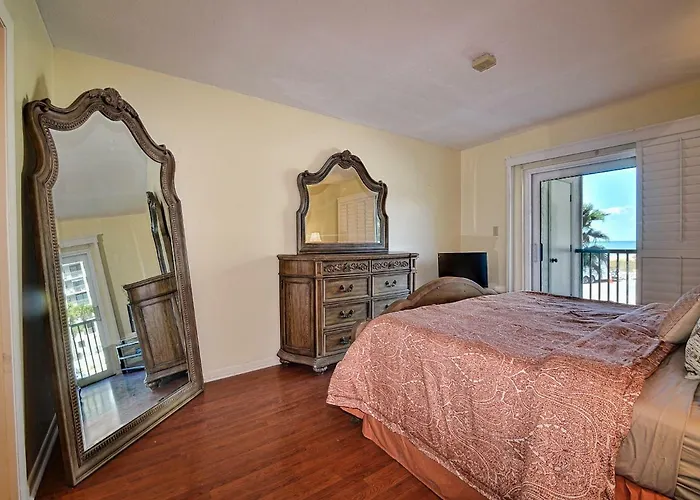 Apartment Mont Martre 216 Beachfront 2 Bedroom 2 Bath At Mont Martre 23117 Clearwater Beach